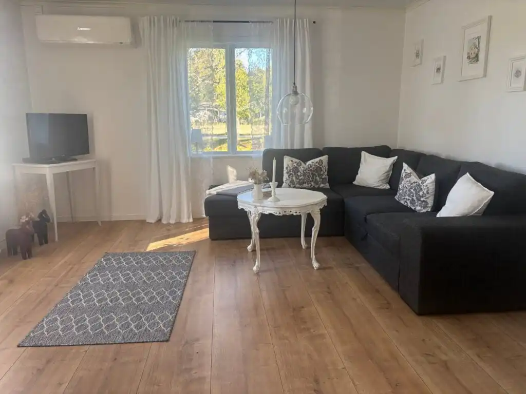 Wohnzimmer mit Sofa im Ferienhaus Hus Brobacka – Ferienhaus in Schweden für Natururlaub