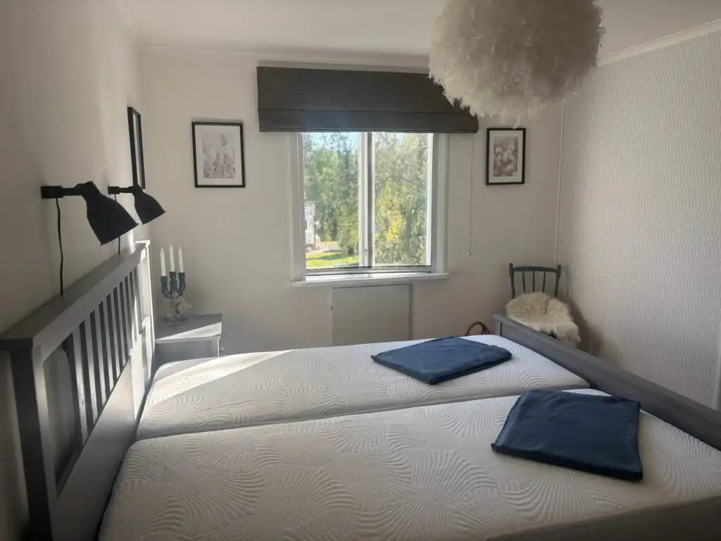 Schlafzimmer mit Doppelbett im Ferienhaus Hus Brobacka – gemütliches Schwedenhaus