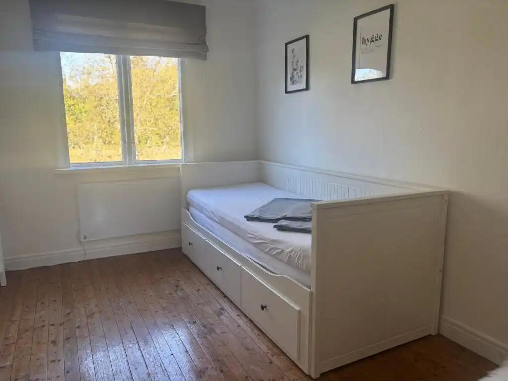 Schlafzimmer mit Fensterblick im Ferienhaus Hus Brobacka – Natururlaub in Schweden