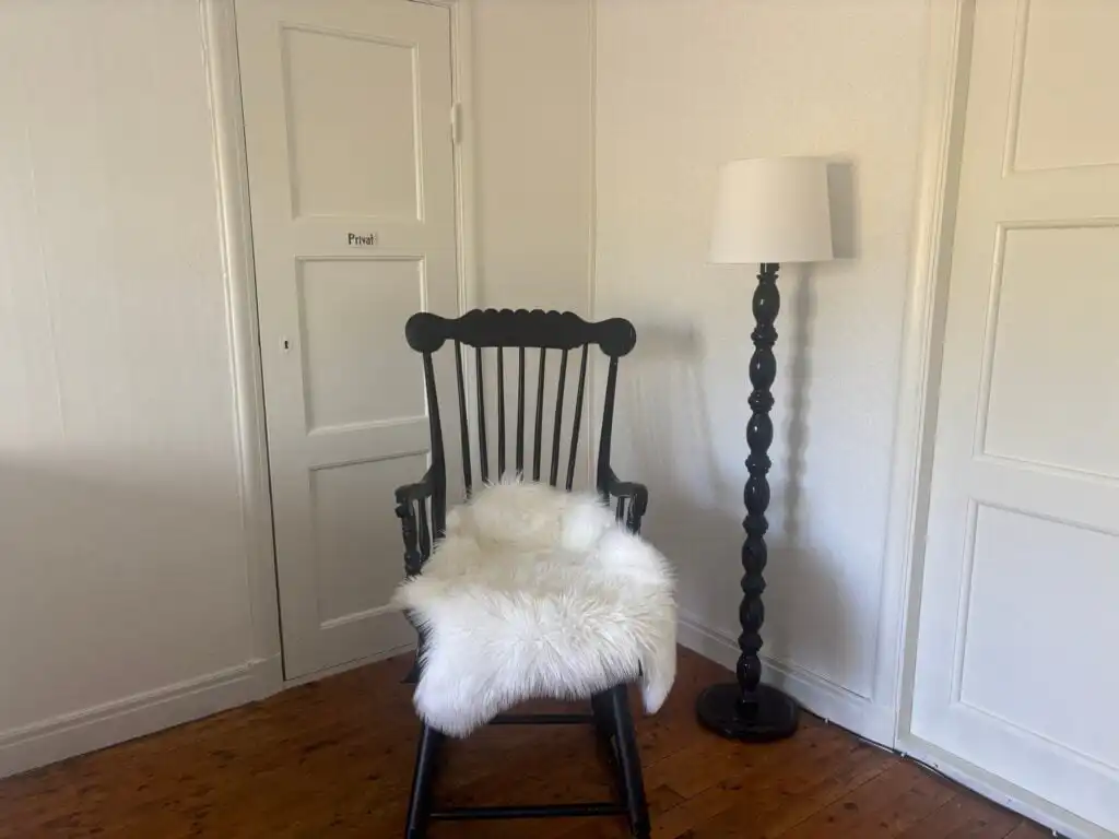 Schlafzimmer mit Einzelbett im Ferienhaus Hus Brobacka – Ferienhaus in Schweden