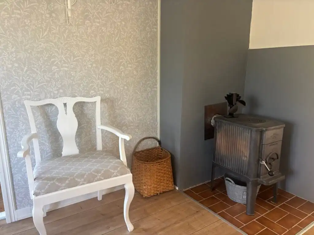 Schlafzimmer mit Sessel im Ferienhaus Hus Brobacka – Ferienhaus in Schweden