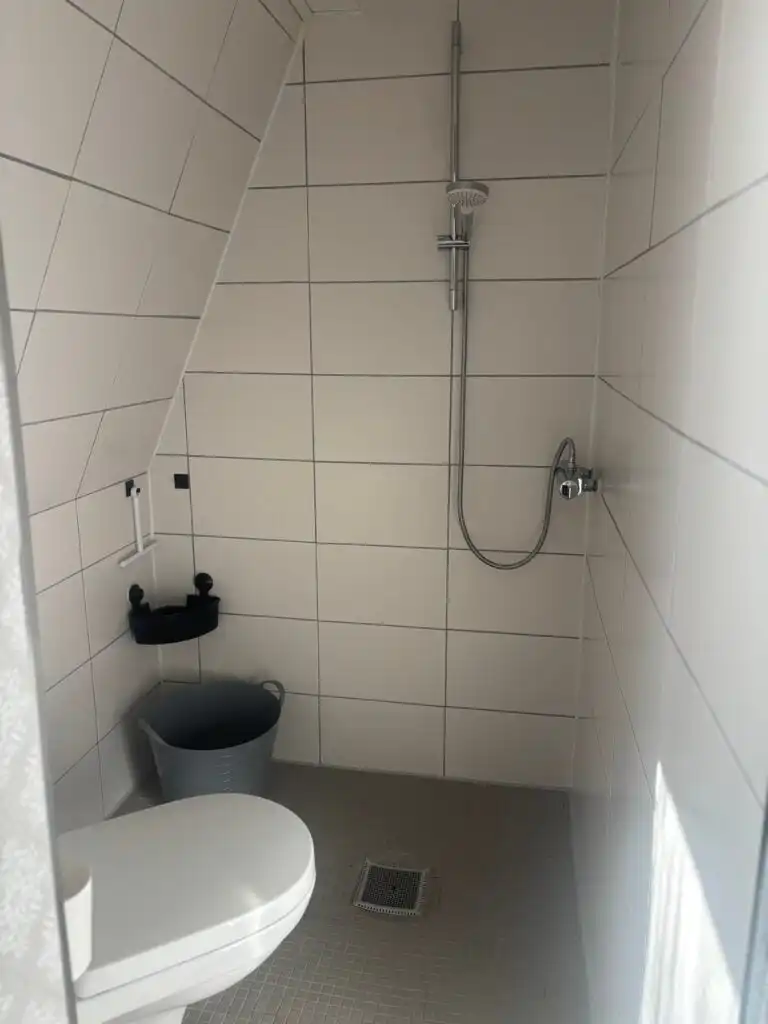 Badezimmer mit Dusche im Ferienhaus Hus Brobacka – Ferienhaus zwischen Vänern und Vättern