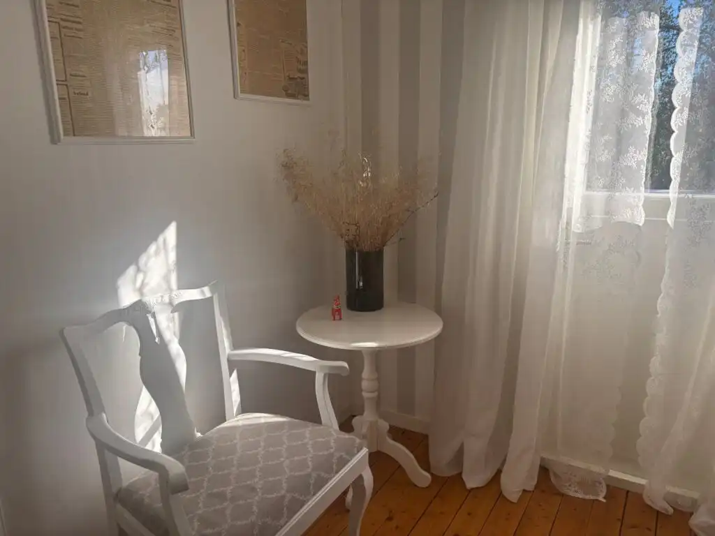 Wohnzimmer mit Sitzbereich im Ferienhaus Hus Brobacka – Ferienhaus zwischen Vänern und Vättern