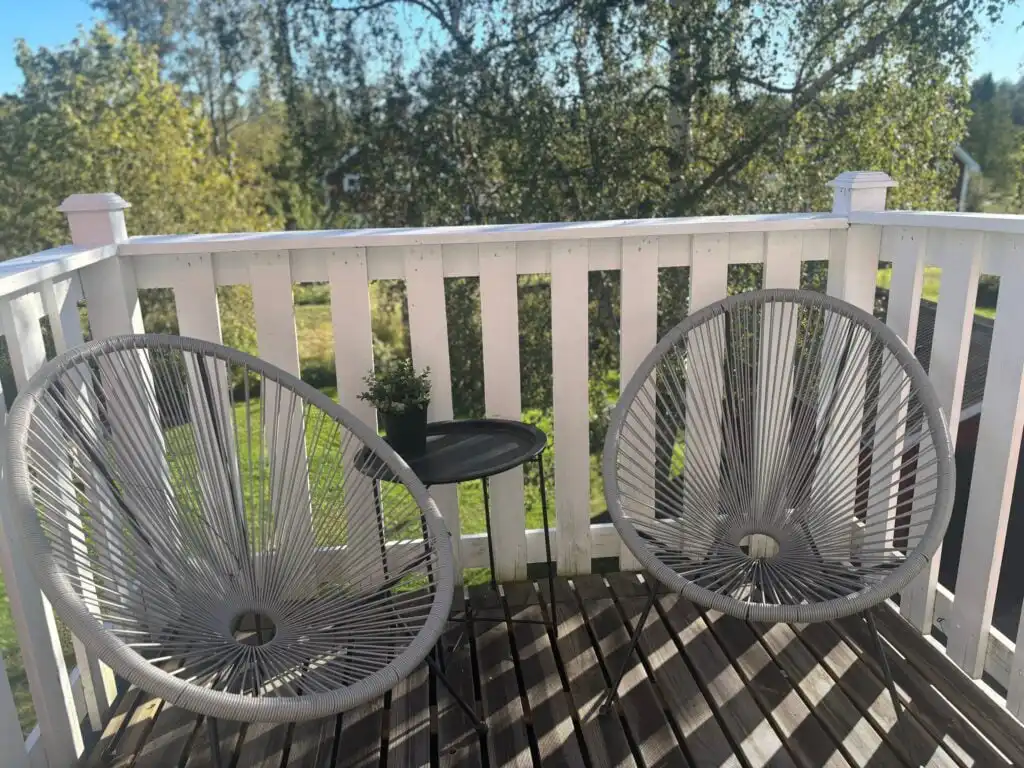 Balkon am Ferienhaus Hus Brobacka – Ferienhaus mit Blick in die Natur