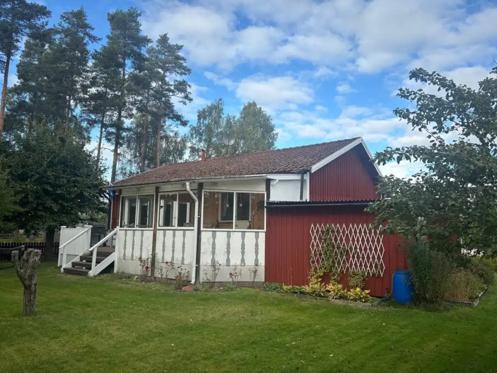 Hauptansicht des Ferienhauses Sillys Hus mit Garten in Hjältevad