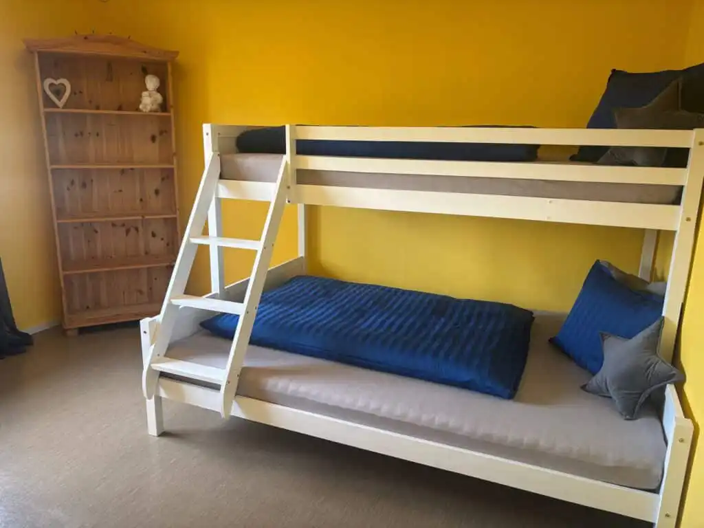 Kinderzimmer mit Etagenbett im Ferienhaus Sillys Hus