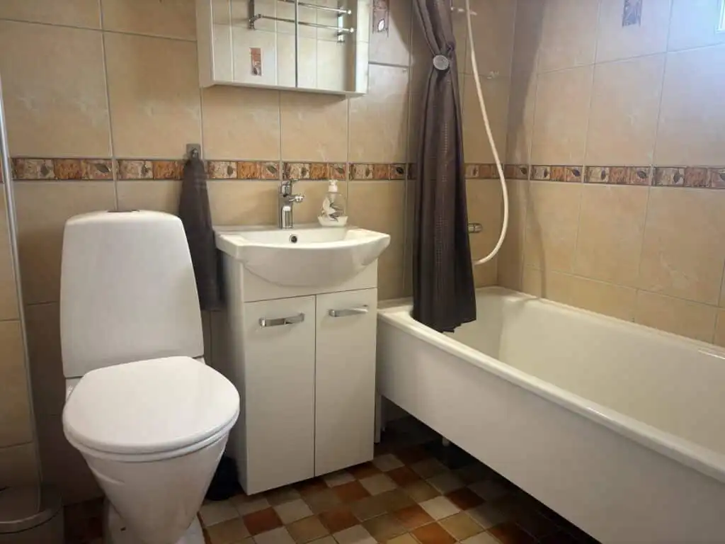 Badezimmer mit Waschmaschine im Ferienhaus Sillys Hus