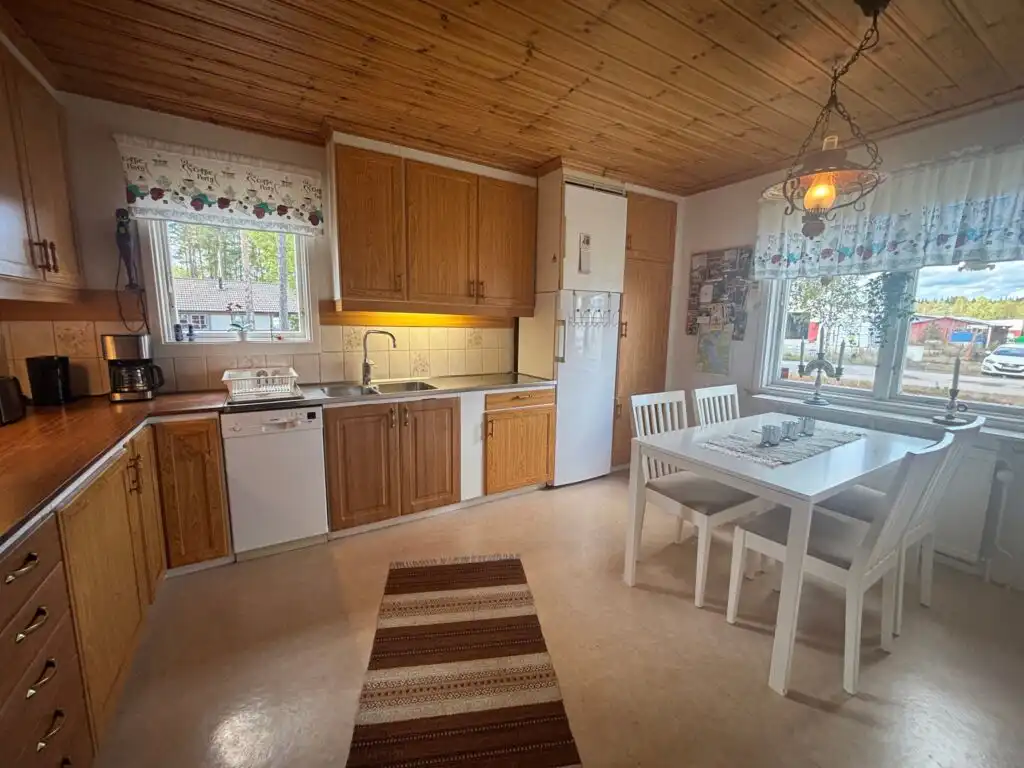Küche mit Essbereich im Ferienhaus Sillys Hus in Hjältevad