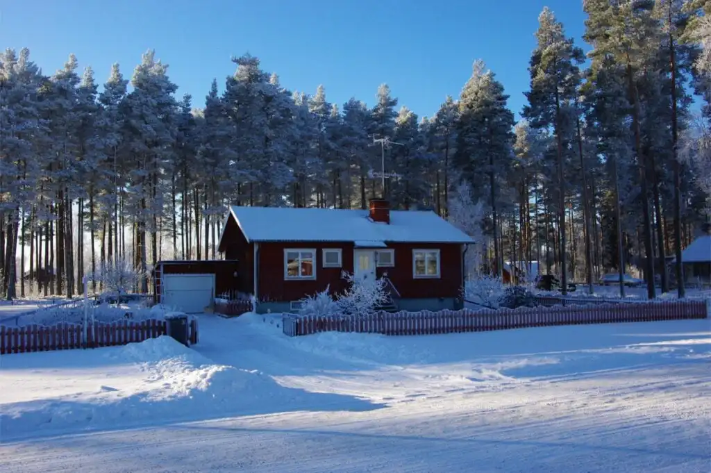 Winteransicht des Ferienhauses Sillys Hus in Hjältevad