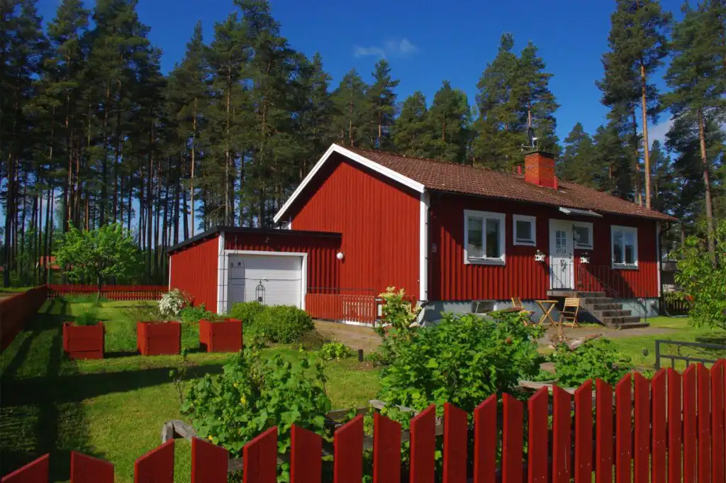 Hauptansicht des roten Ferienhauses Sillys Hus in Hjältevad in Småland