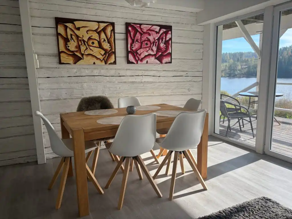 Helles Wohnzimmer mit Sitzbereich in der Ferienwohnung Seeglück Lea