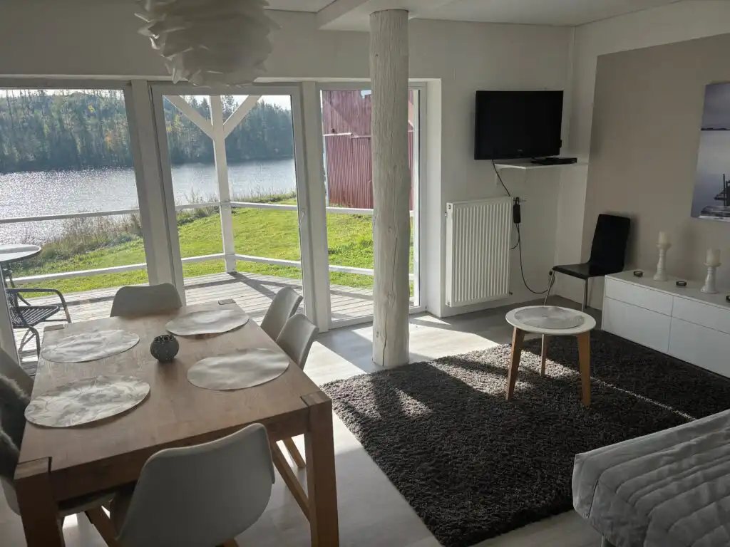 Wohnzimmer mit Seeblick in der Ferienwohnung Seeglück Lea bei Sundsvall