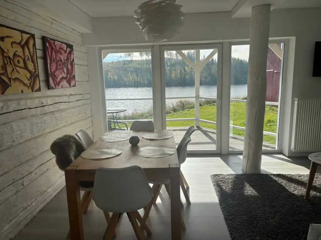 Essbereich mit Blick auf den See in der Ferienwohnung Seeglück Lea