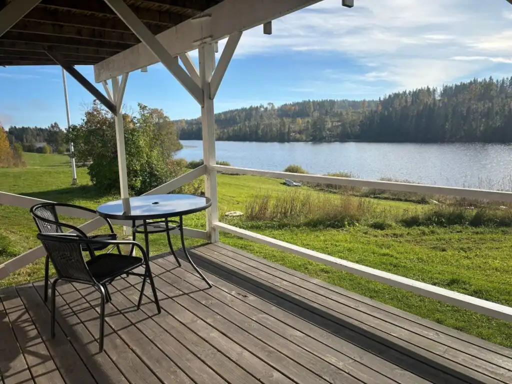 Terrasse mit Blick auf den See bei der Ferienwohnung Seeglück Lea