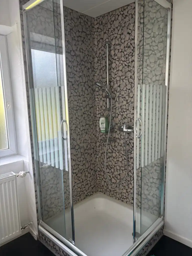 Badezimmer mit Dusche in der Ferienwohnung Seeglück Lea in Medelpad
