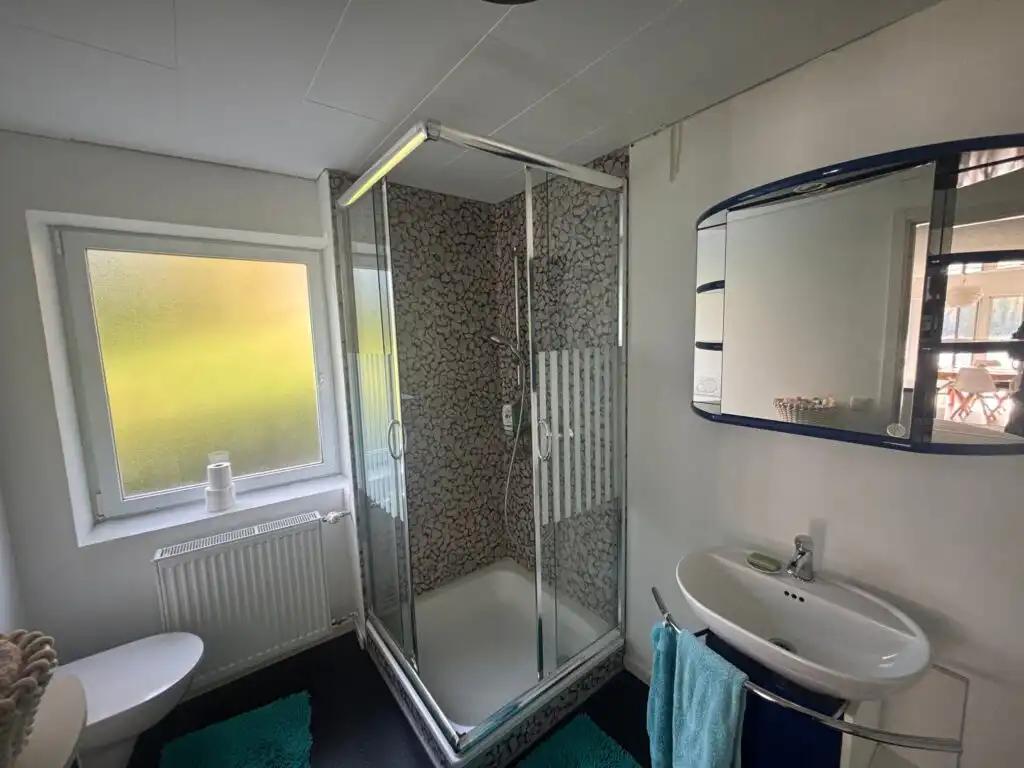 Modernes Badezimmer in der Ferienwohnung Seeglück Lea bei Sundsvall