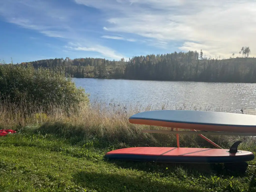 Seeufer mit Boot bei der Ferienwohnung Seeglück Lea nahe Sundsvall