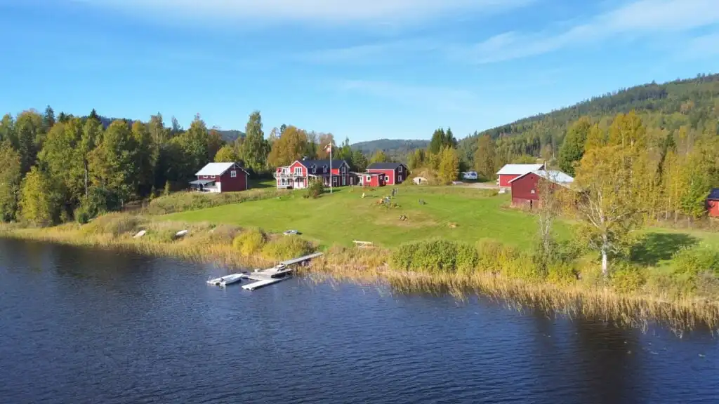 Luftaufnahme der Ferienhäuser und Natur am See bei Sundsvall in Medelpad