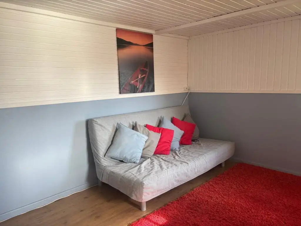 Wohnzimmer mit Sofa in der Ferienwohnung Seeglück Ramona