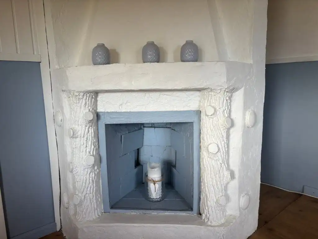 Wohnzimmer mit Kamin in der Ferienwohnung Seeglück Ramona