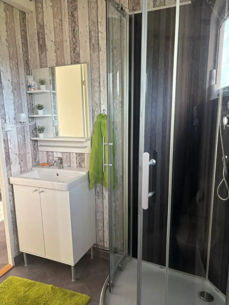 Modernes Badezimmer der Ferienwohnung Seeglück Ramona in Medelpad