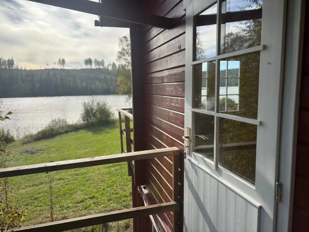 Hauptansicht des Ferienhauses Selina mit Blick auf den Huljesjön