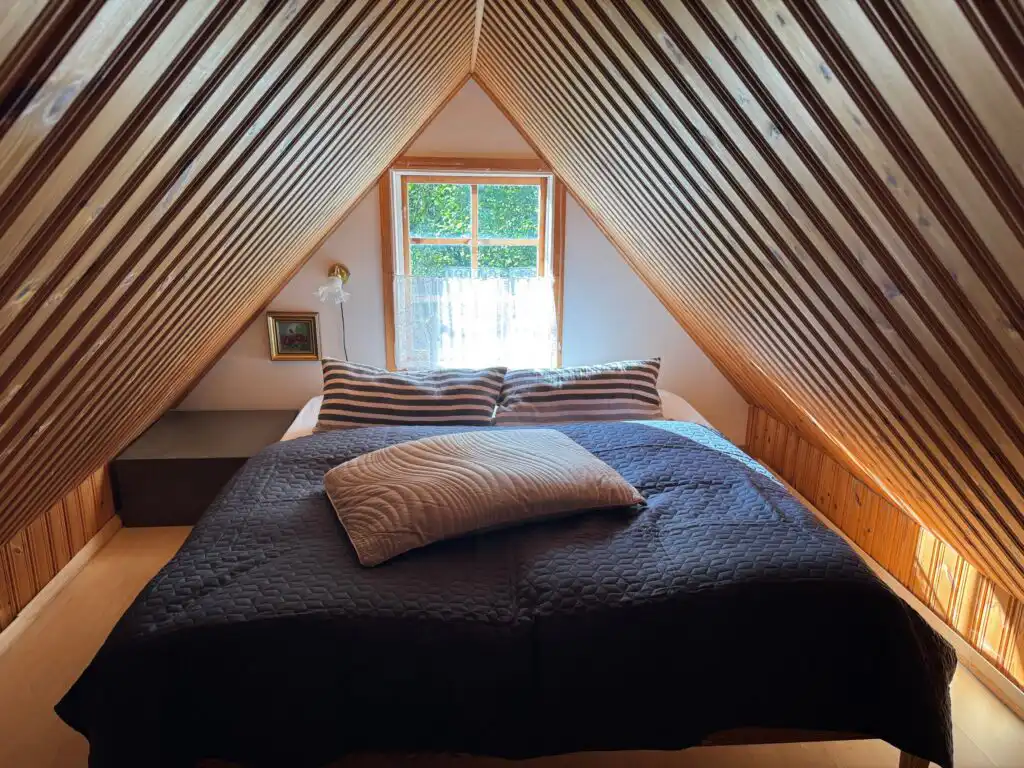 Schlafzimmer im Dachgeschoss des Smedens Hus – historisches Ferienhaus in Trensum
