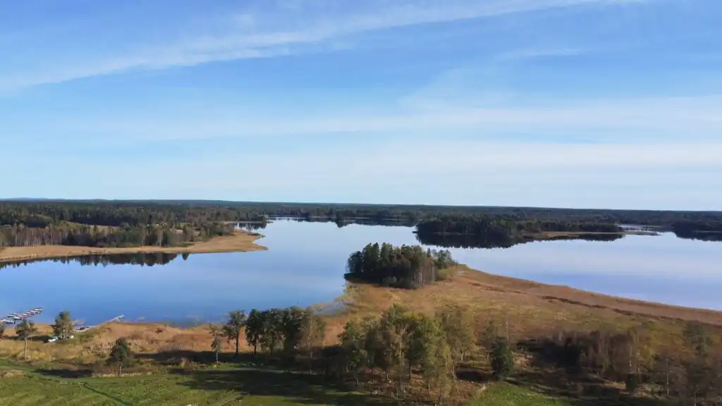 Landschaft und See bei Hus Bubbarbso in Kolsva – Ferienhaus mit traumhafter Aussicht aufs Wasser
