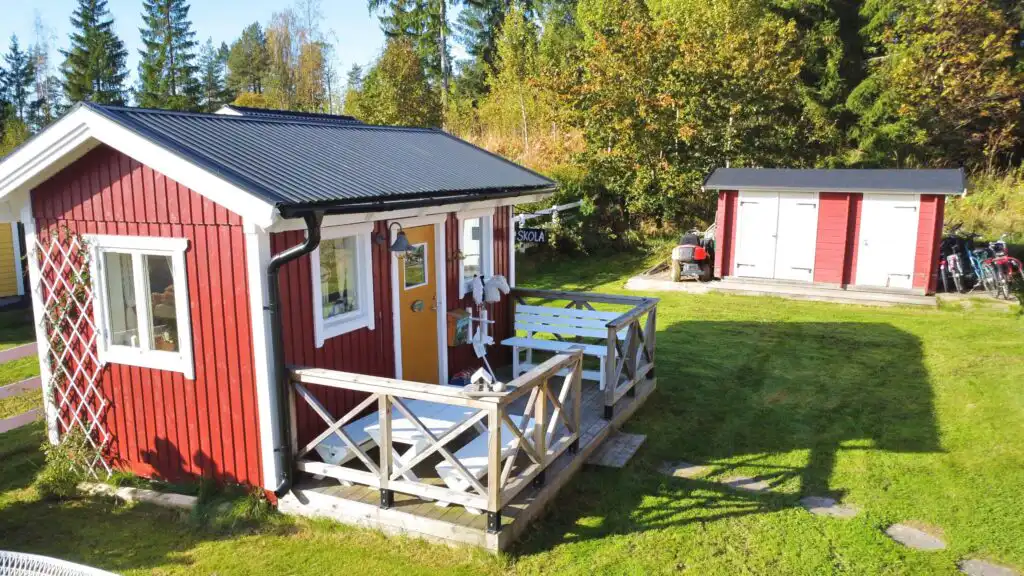 Garten am Ferienhaus Hus Bubbarbso – großzügiges Grundstück mit Seeblick