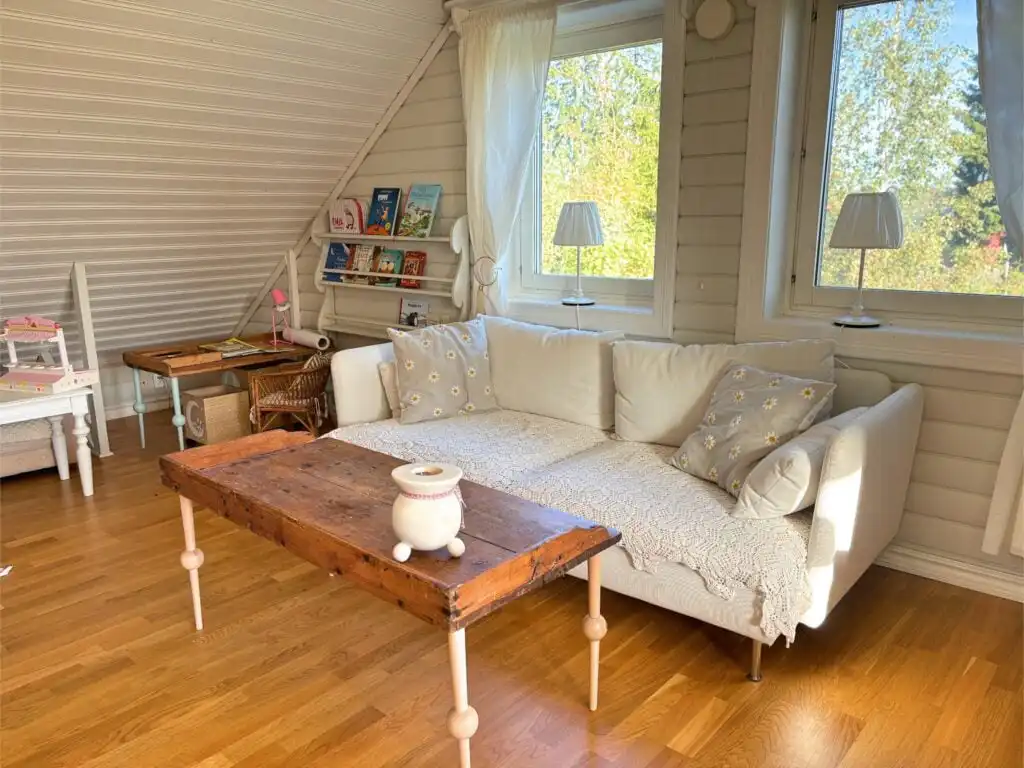 Wohnzimmer im Ferienhaus Hus Bubbarbso – gemütlicher Wohnbereich mit Blick in die Natur
