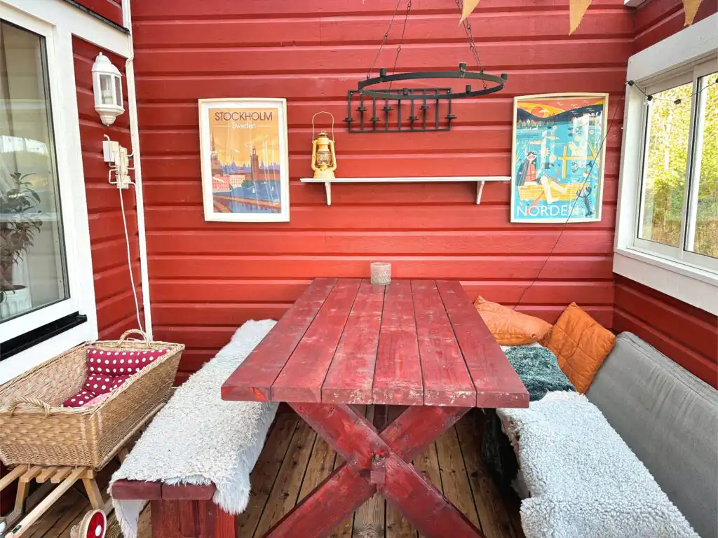 Terrasse mit Sitzbereich am Ferienhaus Hus Bubbarbso – Außenbereich für entspannte Urlaubstage