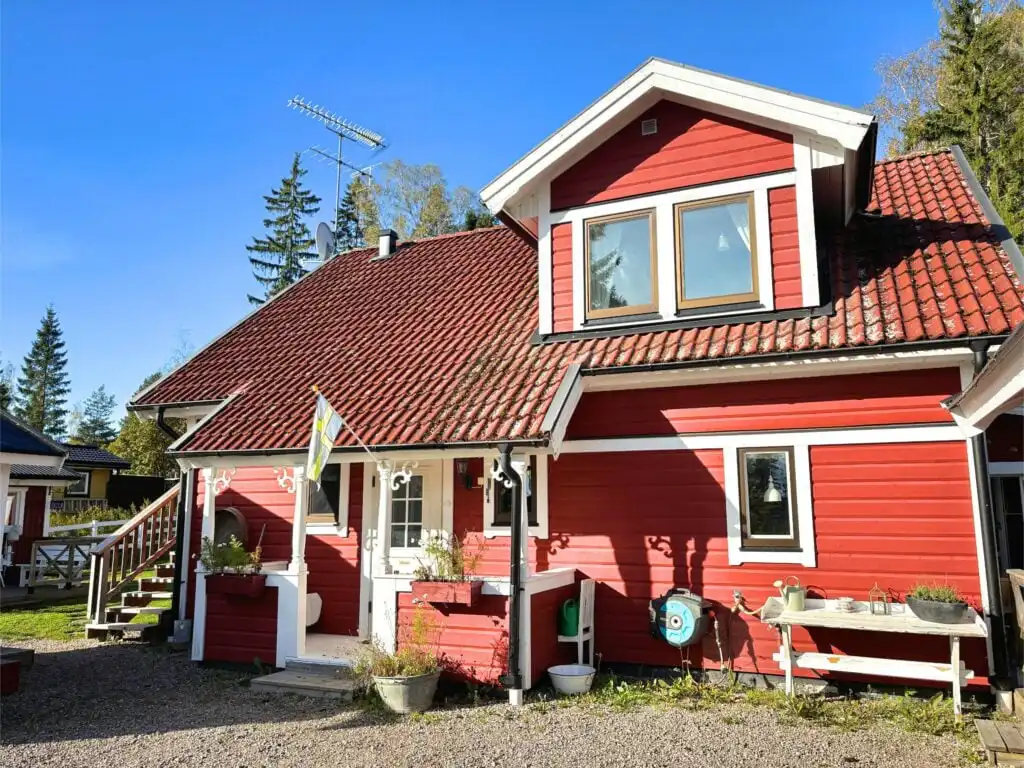 Hauptansicht vom Ferienhaus Hus Bubbarbso – rotes Schwedenhaus direkt am See