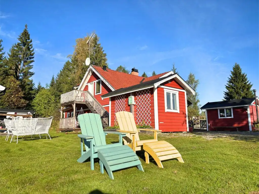 Gartenblick auf das Ferienhaus Hus Bubbarbso in Kolsva – Ferienhaus in direkter Seelage in Schweden