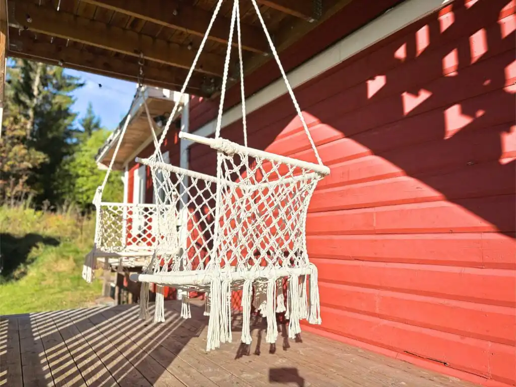 Terrasse am Ferienhaus Hus Bubbarbso – Sitzbereich am Haus mit Blick auf die Umgebung