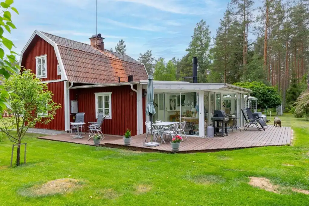 Traditionelles rotes Schwedenhaus Lindgren Land in ruhiger Lage bei Vimmerby