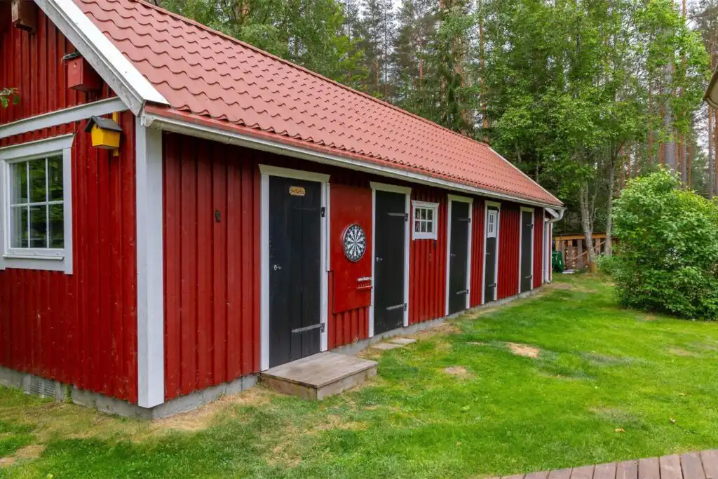 Garten beim Ferienhaus Lindgren Land in Småland mit Terrasse