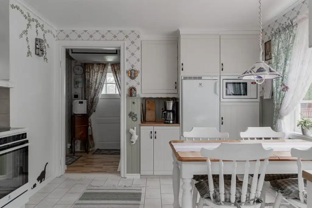 Küche mit Essbereich im Ferienhaus Lindgren Land nahe Astrid Lindgren Värld