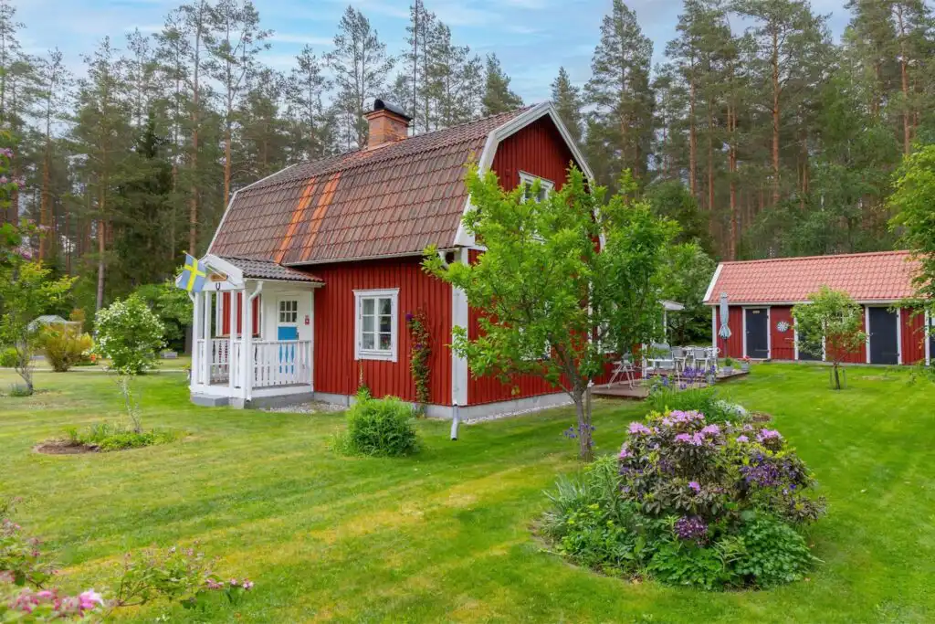 Rotes Schwedenholzhaus Lindgren Land in Vimmerby in Småland am Waldrand