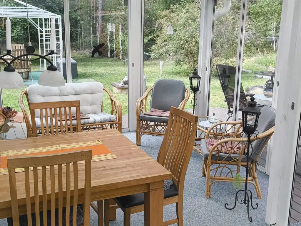 Wintergarten mit großem Essbereich im Ferienhaus Lindgren Land in Vimmerby