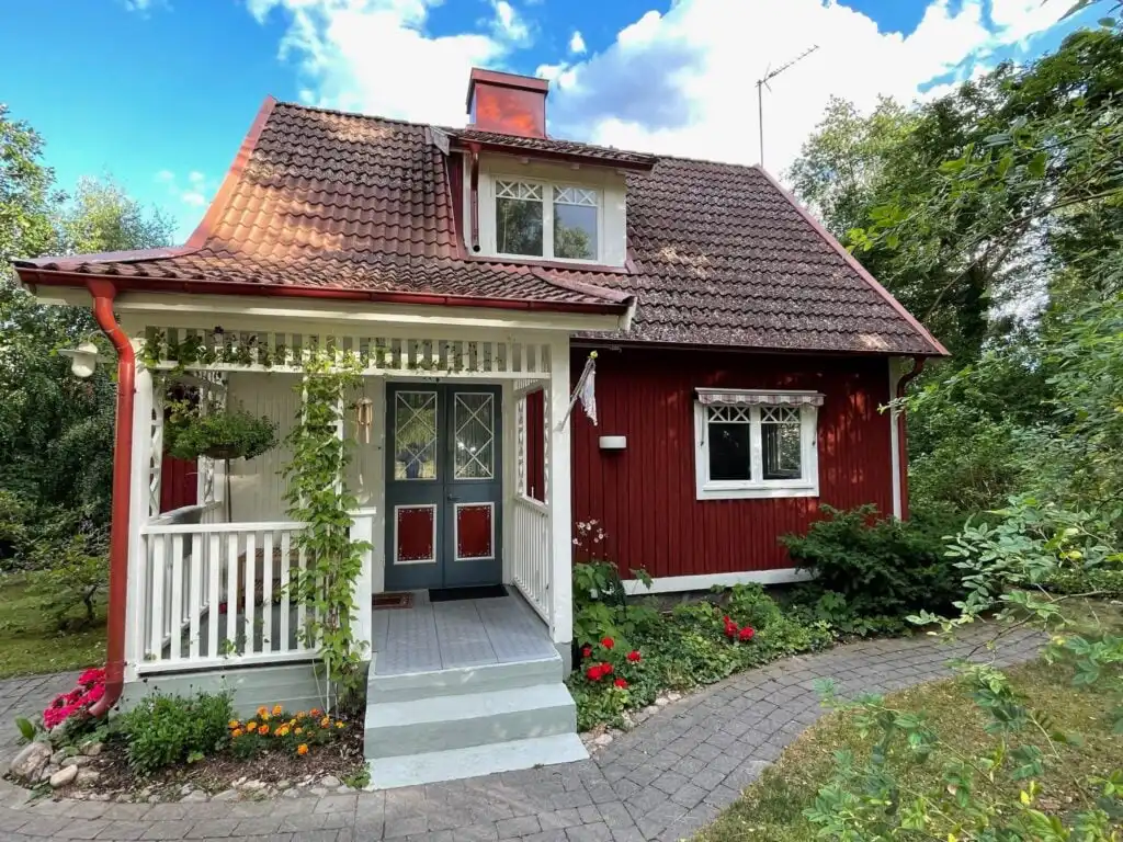 Hauptansicht vom Hus Rose in Påryd, Småland bei Kalmar – traditionelles rotes Schwedenhaus
