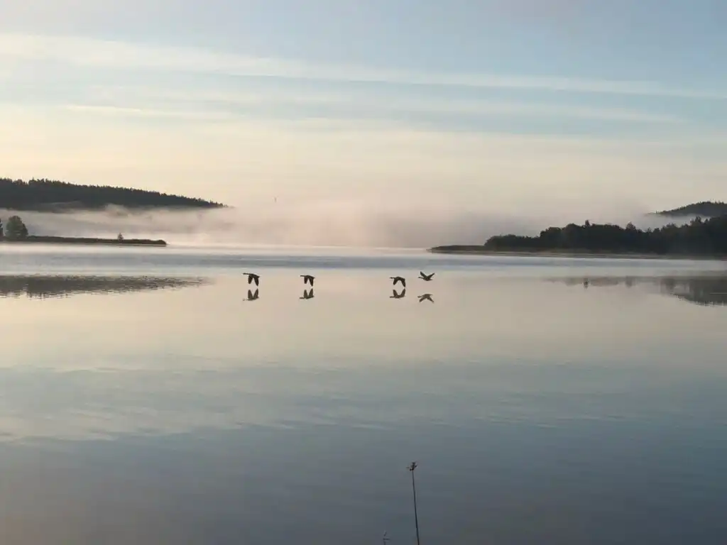 Der See Ullvettern bei Sonnenuntergang in Schweden
