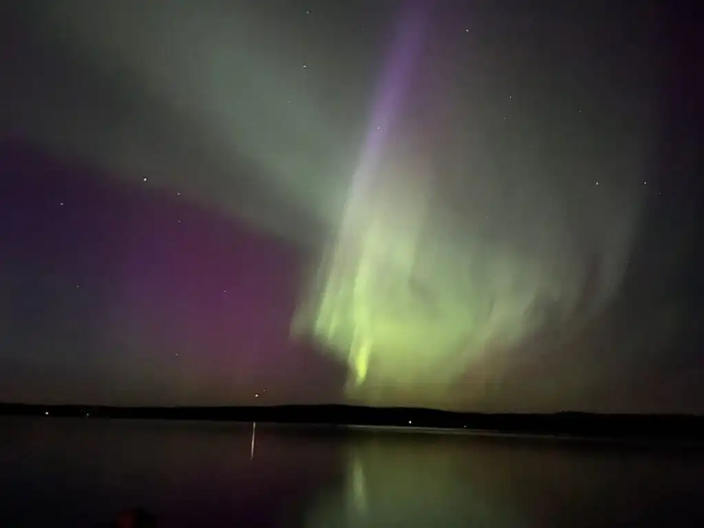 Polarlichter über dem See Ullvettern in Värmland