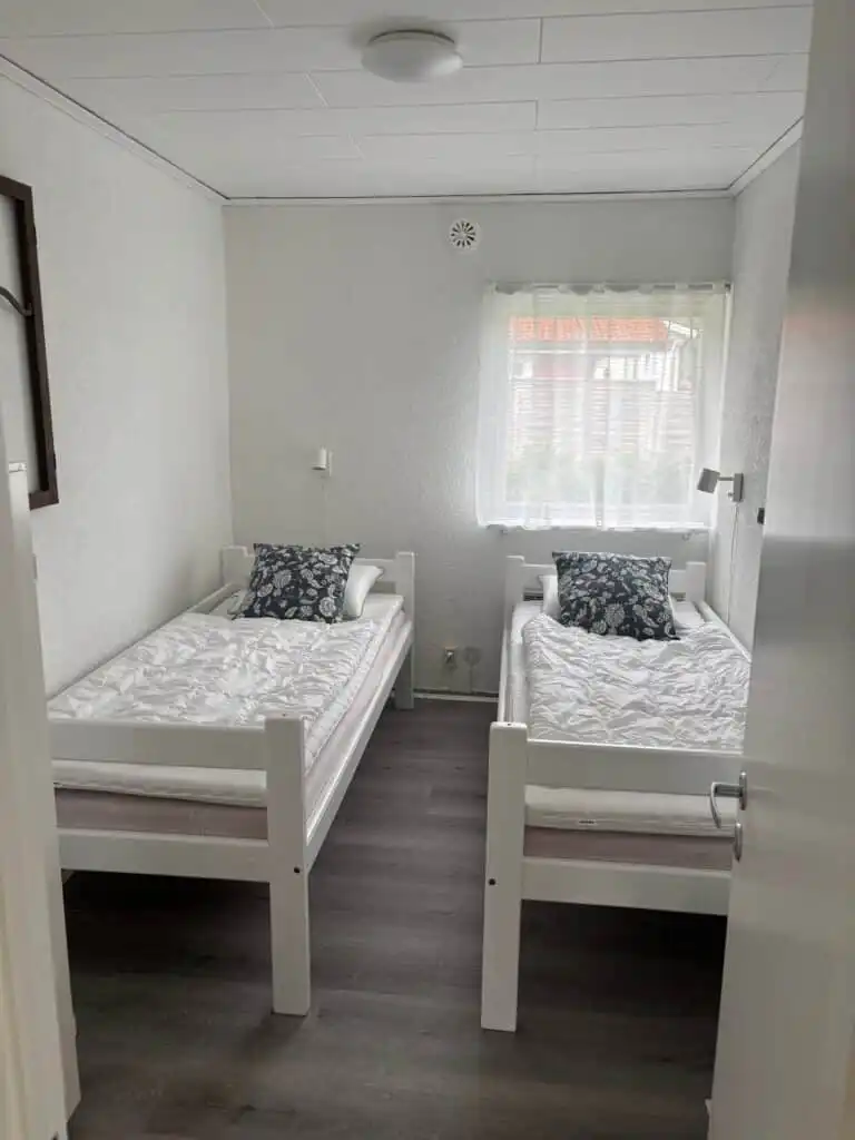 Modernes Badezimmer mit Dusche im Schwedenhaus am Ullvettern