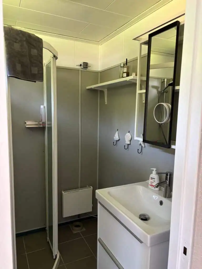 Badezimmer mit Dusche im Ferienhaus am Ullvettern in Värmland