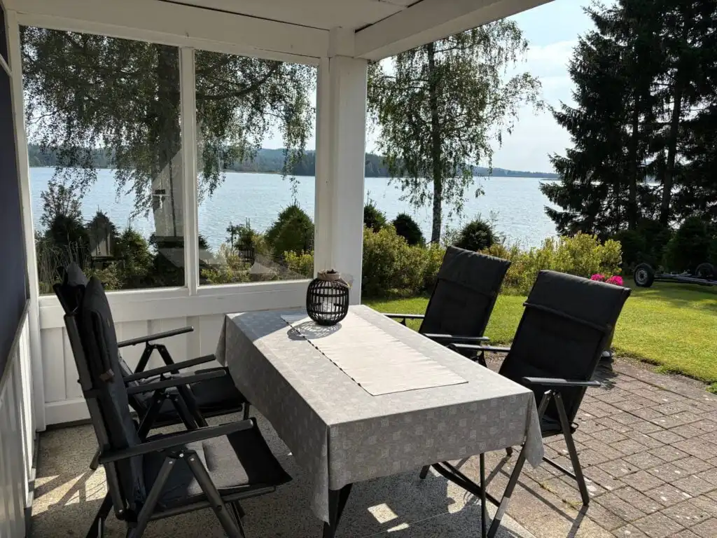 Überdachte Terrasse mit Blick auf den See beim Schwedenhaus am See in Värmland