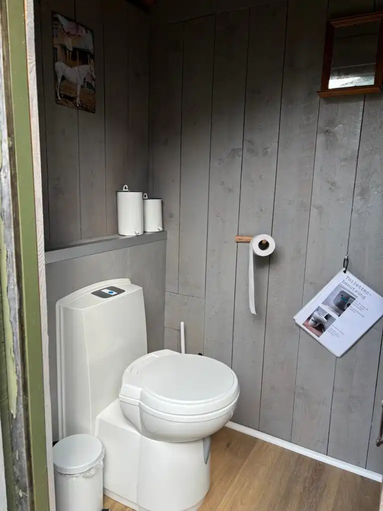 WC im Garten Schwedenhaus am See