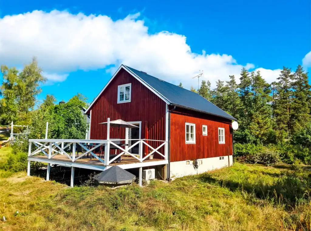 Rotes Ferienhaus Villa Clara auf großem Naturgrundstück nahe Blankaholm in Småland – idyllischer Schwedenurlaub nahe der