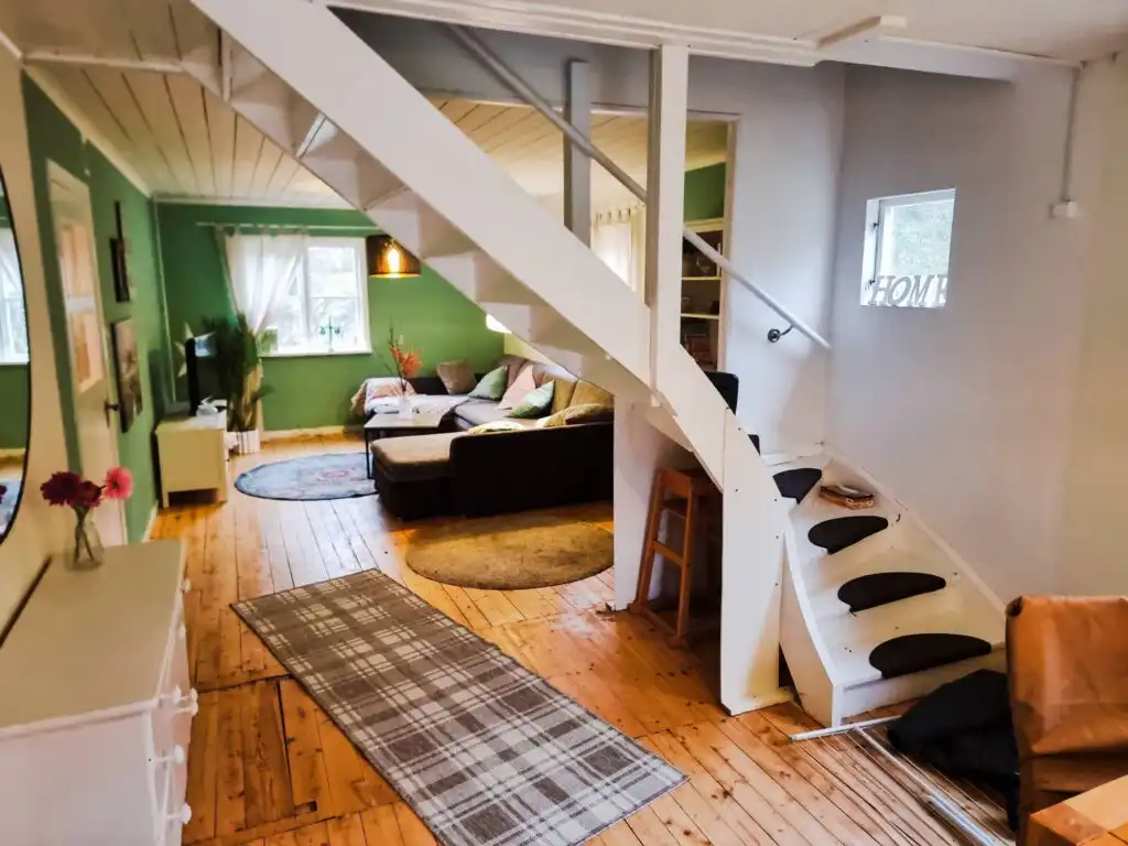 Großer Wohnbereich der Villa Clara in Småland mit Treppe und Sitzbereich – ideal für entspannten Schwedenurlaub