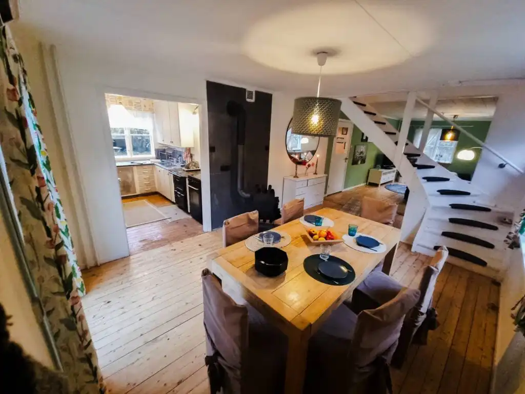 Moderne Küche der Villa Clara in Småland mit Küchenzeile und Essbereich – Ferienhaus nahe Blankaholm und der Ostsee