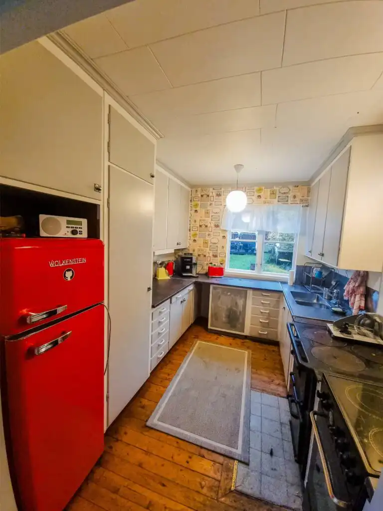 Küchenbereich der Villa Clara mit rotem Retro-Kühlschrank – stilvolle Küche im Ferienhaus nahe Blankaholm in Småland